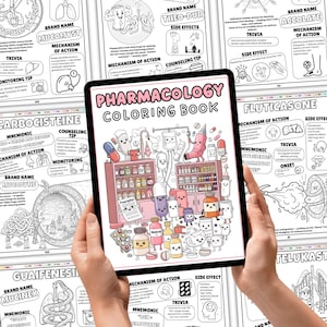Pu&ograve; includere: Un tablet che mostra un "Pharmacology Coloring Book" con illustrazioni di pillole, flaconi di medicinali e sacche endovenose a fumetti. Il testo "Pharmacology Coloring Book" &egrave; visibile. Il tablet &egrave; tenuto in due mani.