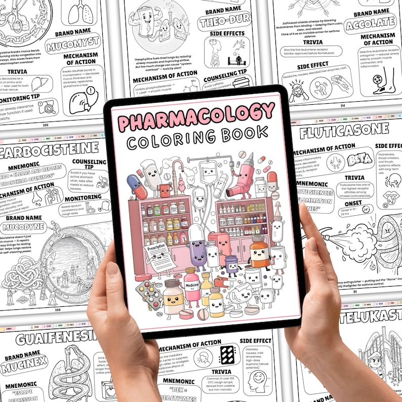 Pu&ograve; includere: Un tablet che mostra un "Pharmacology Coloring Book" con illustrazioni di pillole, flaconi di medicinali e sacche endovenose a fumetti. Il testo "Pharmacology Coloring Book" &egrave; visibile. Il tablet &egrave; tenuto in due mani.