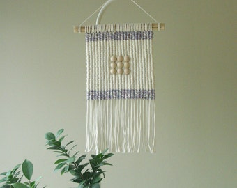 Colgante de pared de macramé, macramé Wabi Sabi, arte de pared Japandi, iris y blanco natural, macramé de doble cara, macramé para colgar en la pared, decoración de pared