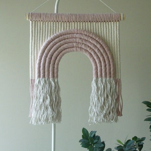 Macrame rainbow, Wall Hanging Decoration, Natural white and pastel pink, Makramee Wandbehang, Pastellrosa Regenbogen Makramee für Kinder