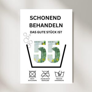 Könnte beinhalten: Ein weißes Schild mit schwarzem Text, der "Schonend Behandeln Das Gute Stück Ist 55/" lautet, mit einem Bild von zwei 5-Euro-Scheinen in einem Waschbecken. Unter dem Text befinden sich drei Symbole: ein Kreis mit einem Kreuz, ein Kreis mit einem Kreuz und einer Linie und ein Handwaschsymbol.