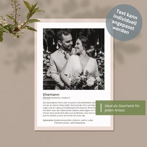 May include: A framed black and white photograph of a couple embracing, with text in German below. The text includes the word "Ehemann" and the phrase "Text kann individuell angepasst werden."