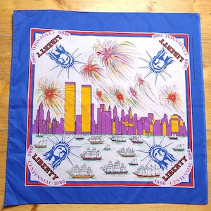 Écharpe bandana du centenaire de la Statue de la liberté 1986 New York / Made in USA vintage mouchoir Skyline Twin Towers