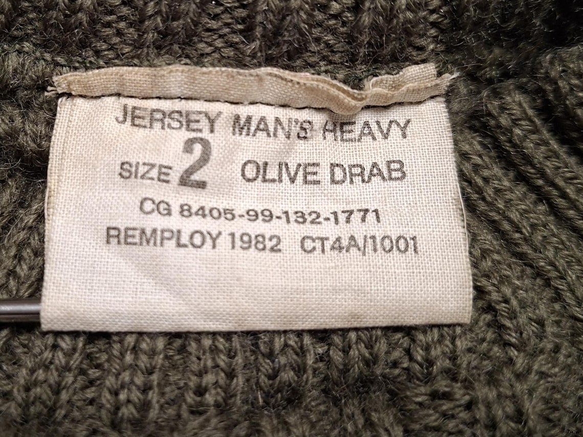 80s Vintage Military Olive Green Wool Crewneck Sweater – Ribbed, Elbow Patches, Men’s Size 2, foto 2 di 5