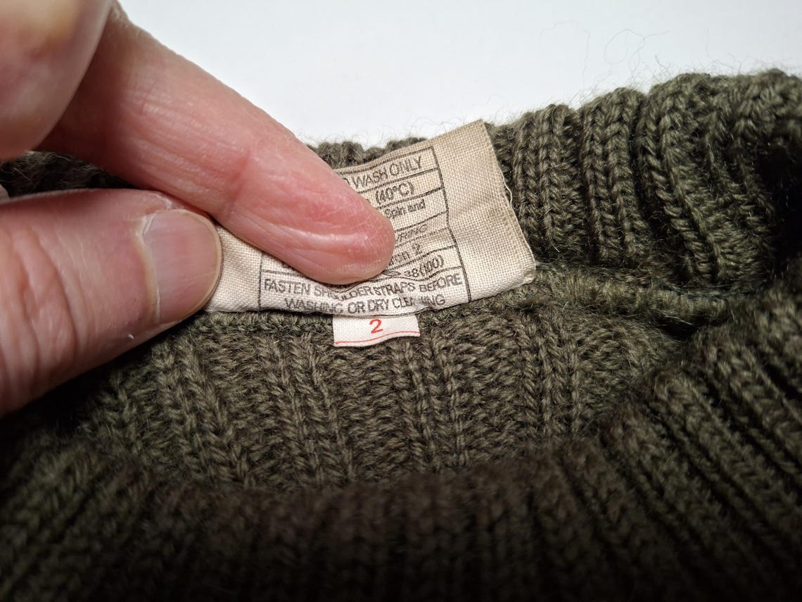 80s Vintage Military Olive Green Wool Crewneck Sweater – Ribbed, Elbow Patches, Men’s Size 2, foto 4 di 5