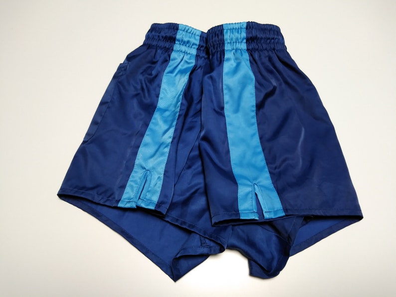 Op de afbeelding: Blauwe en lichtblauwe sport shorts met een trekkoord.