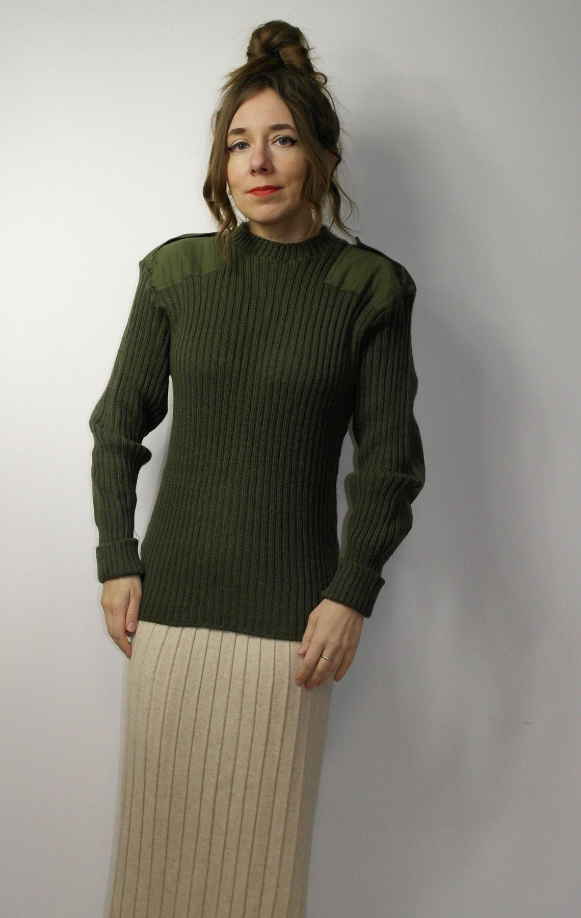 80s Vintage Military Olive Green Wool Crewneck Sweater – Ribbed, Elbow Patches, Men’s Size 2, foto 3 di 5