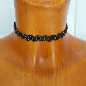 Zwarte micro-macramé chokerketting, iriserende kristalaccenten, donkere romantische handgemaakte sieraden