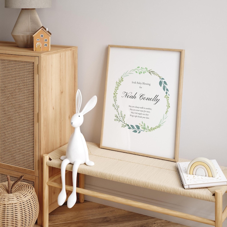 K&ouml;nnte beinhalten: Ein gerahmter Druck mit einem gr&uuml;nen Bl&auml;tterkranz und dem Text "Irish Baby Blessing for Noah Connolly" und einem Segen in wei&szlig;er Schrift.