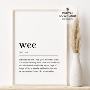 Può includere: Un download digitale stampabile di una definizione in bianco e nero della parola "wee" in una cornice bianca. La definizione spiega che in Irlanda, la parola "wee" è usata informalmente e affettuosamente per descrivere una vasta gamma di cose.
