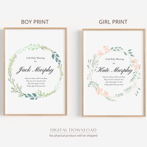 K&ouml;nnte beinhalten: Zwei druckbare Kunstdrucke mit einem Aquarell-Kranz-Design. Der Druck f&uuml;r Jungen hat einen gr&uuml;nen Kranz mit dem Text "Irish Baby Blessing for Jack Murphy" und einem Gedicht. Der Druck f&uuml;r M&auml;dchen hat einen rosa und gr&uuml;nen Kranz mit dem Text "Irish Baby Blessing for Kate Murphy" und einem Gedicht.