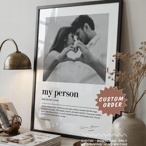 Op de afbeelding: Zwart ingelijste print met een zwart-witfoto van een stel dat met hun handen een hart vormt. De print bevat de tekst "my person" en een definitie, met een "Custom Order" sticker. De tekst onderaan luidt "DIGITAL DOWNLOAD ONLY".