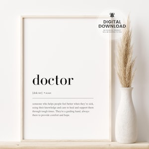 Op de afbeelding: Zwart-witte printbare kunstprint met de definitie van het woord "dokter". De definitie luidt: "iemand die mensen helpt zich beter te voelen wanneer ze ziek zijn, door hun kennis en zorg te gebruiken om te genezen en te ondersteunen tijdens moeilijke tijden. Ze zijn een leidende hand, altijd aanwezig om troost en hoop te bieden."