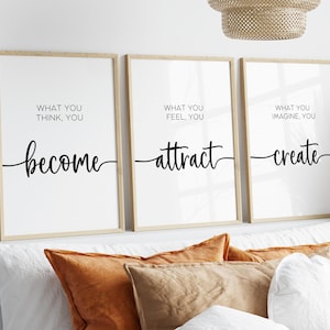 Könnte beinhalten: Drei gerahmte Drucke mit inspirierenden Zitaten. Der erste Druck sagt "Was du denkst, wirst du". Der zweite Druck sagt "Was du fühlst, ziehst du an". Der dritte Druck sagt "Was du dir vorstellst, schaffst du".