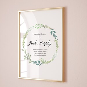 K&ouml;nnte beinhalten: Ein goldfarbener gerahmter Druck mit einem gr&uuml;nen Bl&auml;tterkranz und dem Text "Irish Baby Blessing for Jack Murphy" und einem Gedicht &uuml;ber das Gehen im Sonnenschein, nie mehr zu wollen, und irische Engel, die ihre Fl&uuml;gel neben deiner T&uuml;r ruhen lassen.