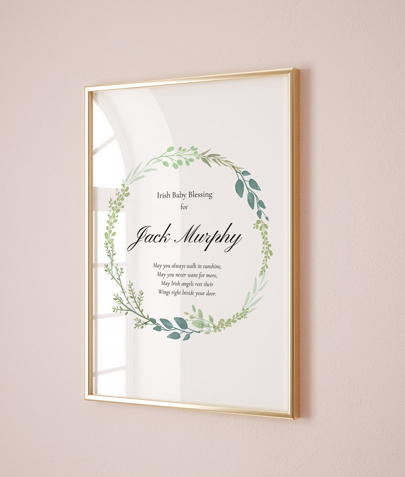 K&ouml;nnte beinhalten: Ein goldfarbener gerahmter Druck mit einem gr&uuml;nen Bl&auml;tterkranz und dem Text "Irish Baby Blessing for Jack Murphy" und einem Gedicht &uuml;ber das Gehen im Sonnenschein, nie mehr zu wollen, und irische Engel, die ihre Fl&uuml;gel neben deiner T&uuml;r ruhen lassen.