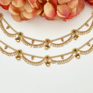 Tornozeleira dourada com Kundan, pérolas e detalhes em ouro, estilo templo, Jhanjran Panjeb, estilo boho, joias indianas, joias étnicas, tornozeleira para noivas, estilo desi. Ruby Green