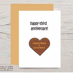 Tarjeta del tercer aniversario, tarjeta de aniversario de cuero, divertido regalo de tercer aniversario para esposo, él, esposa, ella, una pareja con Heart Patch Pun