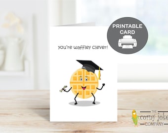 Puede incluir: Una tarjeta imprimible con un dibujo animado de un waffle con un gorro de graduación y sosteniendo un diploma. El texto de la tarjeta dice "You're waffle-y clever!" y "The Corny Joke Company".