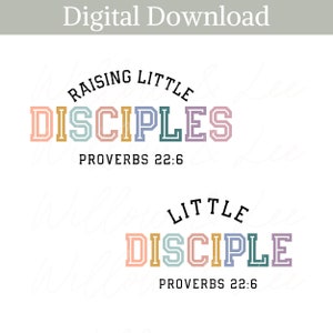 Könnte beinhalten: Zwei digitale Downloads von bunten Textgrafiken. Die obere Grafik lautet "Raising Little Disciples" mit dem Bibelvers "Sprüche 22:6" darunter. Die untere Grafik lautet "Little Disciple" mit dem Bibelvers "Sprüche 22:6" darunter.