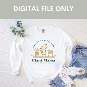 Puede incluir: Sudadera blanca con un gr&aacute;fico dorado de plantas en maceta y el texto "PLANTS | FLOWERS | HERBS", "EST. 1985", "Plant Mama" y "LOVE GROWS HERE".