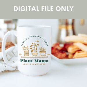 Puede incluir: Taza de cer&aacute;mica blanca con un dise&ntilde;o dorado y verde. El dise&ntilde;o presenta tres plantas en maceta y el texto "Plants | Flowers | Herbs", "Est. 1985", "Plant Mama" y "Love Grows Here".