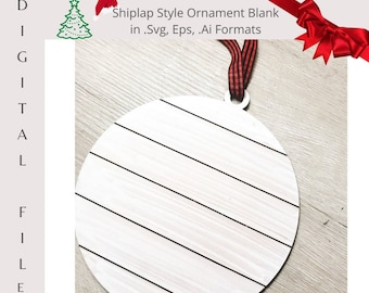 Könnte beinhalten: Runder weißer Holzschmuck mit einem Schiffslappen-Design. Der Schmuck hat oben ein Loch zum Aufhängen.  Shiplap Style Ornament Blank in .Svg, Eps, .Ai Formats