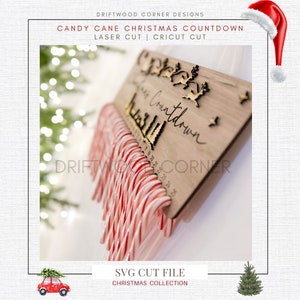 Könnte beinhalten: Ein Holzschild mit dem Text "Weihnachts-Countdown" und einem Design aus einem Weihnachtsbaum und einem Rentier. Das Schild hat 25 nummerierte Plätze für Zuckerstangen, an denen 24 Zuckerstangen hängen.