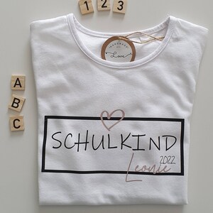 personalisiertes T-Shirt mit Namen und Jahreszahl zur Einschulung / Schulkind / 1. Schultag / i-Dötzchen / Mädchen / Junge / Herz/ Stern Bild 4