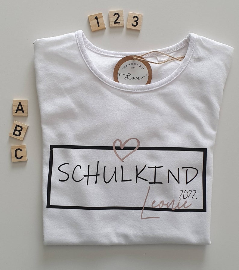 personalisiertes T-Shirt mit Namen und Jahreszahl zur Einschulung / Schulkind / 1. Schultag / i-Dötzchen / Mädchen / Junge / Herz/ Stern Bild 4