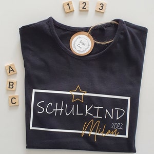 personalisiertes T-Shirt mit Namen und Jahreszahl zur Einschulung / Schulkind / 1. Schultag / i-Dötzchen / Mädchen / Junge / Herz/ Stern Bild 3