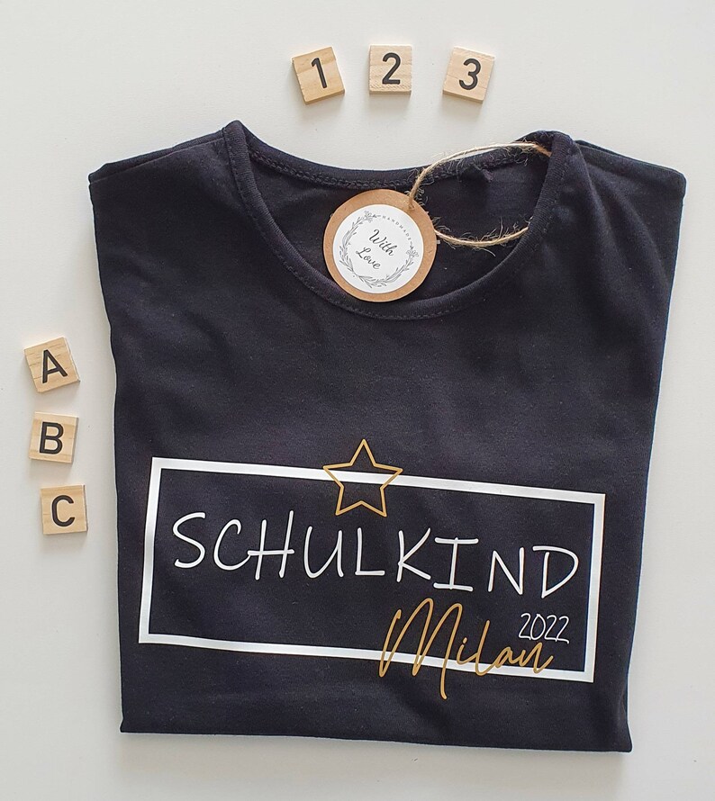 personalisiertes T-Shirt mit Namen und Jahreszahl zur Einschulung / Schulkind / 1. Schultag / i-Dötzchen / Mädchen / Junge / Herz/ Stern Bild 3