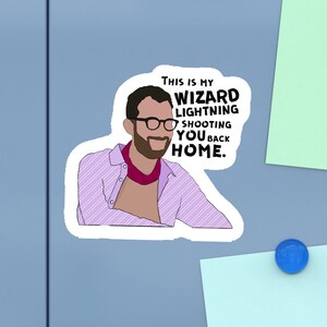 Peut inclure: Un autocollant représentant un dessin animé d'un homme portant des lunettes et une chemise rose. Le texte sur l'autocollant est "This is my wizard lightning shooting you back home."