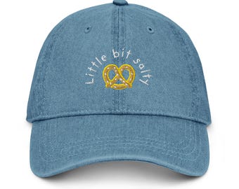 Gorra Little Bit Salty bordada - Gorra de pretzel, sombrero de pretzel, sombrero con juego de palabras, gorra con juego de palabras, lindo regalo de pretzel, amante del pretzel, linda gorra de mezclilla, lindo sombrero