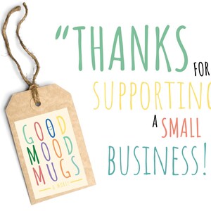 Puede incluir: Una etiqueta de papel marr&oacute;n con una etiqueta blanca que dice "GOOD MOOD MUGS - & MORE!" en letras de colores. La etiqueta est&aacute; atada con un cordel. El fondo dice "&iexcl;GRACIAS POR APOYAR A UNA PEQUE&Ntilde;A EMPRESA!" en texto manuscrito de colores.