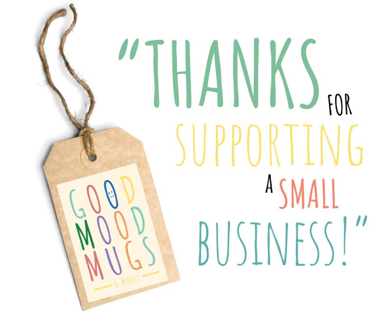 Puede incluir: Una etiqueta de papel marr&oacute;n con una etiqueta blanca que dice "GOOD MOOD MUGS - & MORE!" en letras de colores. La etiqueta est&aacute; atada con un cordel. El fondo dice "&iexcl;GRACIAS POR APOYAR A UNA PEQUE&Ntilde;A EMPRESA!" en texto manuscrito de colores.