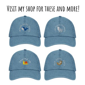 Puede incluir: Cuatro gorras de b&eacute;isbol de mezclilla con dise&ntilde;os bordados. Las gorras presentan una ballena, un gato, un caracol y una nutria. El texto en las gorras dice "Whole hello there", "I am feline fantastic", "Snailed it!" y "Get otter here".