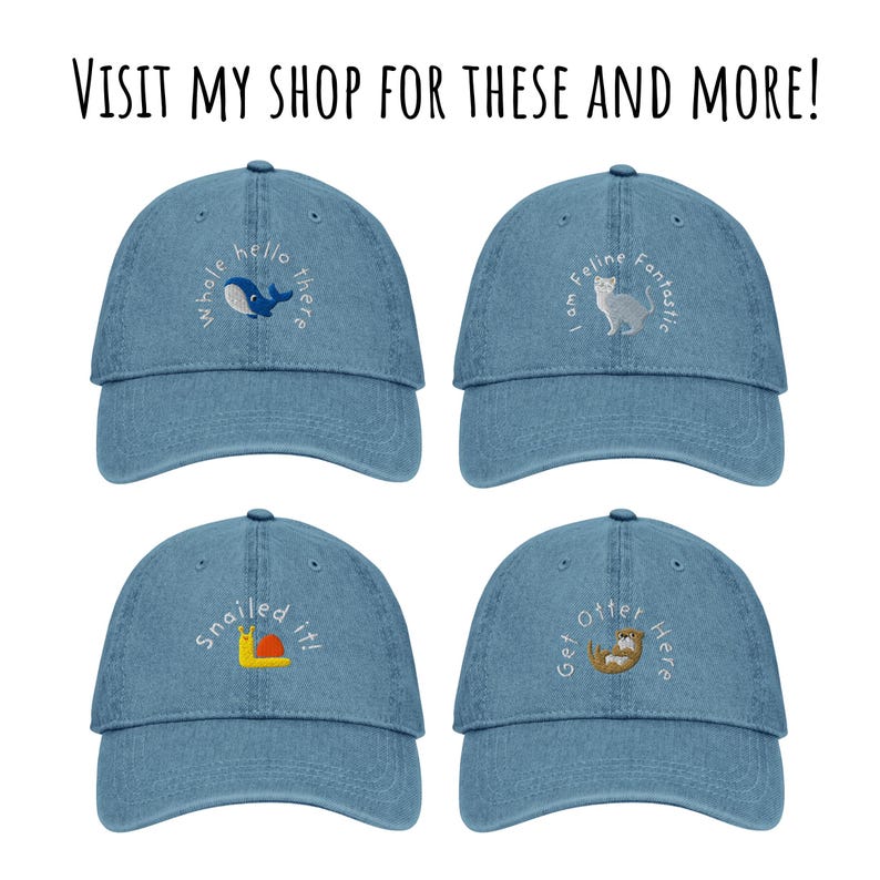 Puede incluir: Cuatro gorras de b&eacute;isbol de mezclilla con dise&ntilde;os bordados. Las gorras presentan una ballena, un gato, un caracol y una nutria. El texto en las gorras dice "Whole hello there", "I am feline fantastic", "Snailed it!" y "Get otter here".