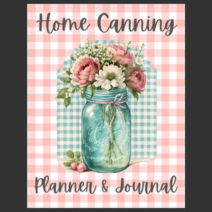 Puede incluir: Un fondo de cuadros rosa y blanco con un tarro de cristal azul lleno de flores rosas y blancas. El texto "Home Canning Planner & Journal" est&aacute; impreso debajo del tarro.
