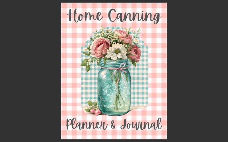 Puede incluir: Un fondo de cuadros rosa y blanco con un tarro de cristal azul lleno de flores rosas y blancas. El texto "Home Canning Planner & Journal" est&aacute; impreso debajo del tarro.