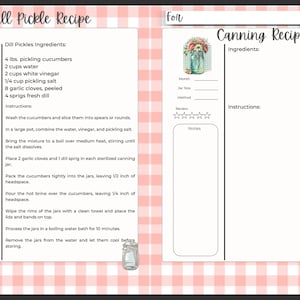 Puede incluir: Tarjetas de recetas imprimibles con un fondo de cuadros vichy rosa y blanco. Las tarjetas presentan una receta de pepinillos encurtidos y una receta de enlatado. Ambas tarjetas tienen una linda ilustraci&oacute;n de un frasco de pepinillos con una flor en la parte superior.