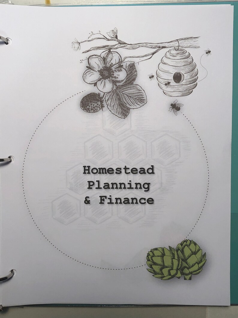 Puede incluir: Una ilustraci&oacute;n en blanco y negro de una colmena, una flor y alcachofas. El texto "Homestead Planning & Finance" est&aacute; escrito en negro sobre un fondo blanco.