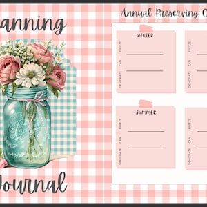 Puede incluir: Un fondo de cuadros rosa y blanco con un tarro de cristal azul lleno de flores rosas y blancas. El texto "Canning Journal" est&aacute; escrito en cursiva negra. El lado derecho de la imagen tiene un fondo de cuadros rosa y blanco con un calendario para conservar alimentos. El calendario est&aacute; dividido en cuatro secciones: invierno, primavera, verano y oto&ntilde;o. Cada secci&oacute;n tiene espacio para escribir qu&eacute; se est&aacute; conservando y c&oacute;mo se est&aacute; conservando.