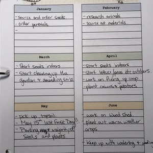 Puede incluir: Un planificador de objetivos mensual con una lista manuscrita de tareas de jardiner&iacute;a para cada mes del a&ntilde;o. El planificador est&aacute; decorado con dibujos de vainas de guisantes.