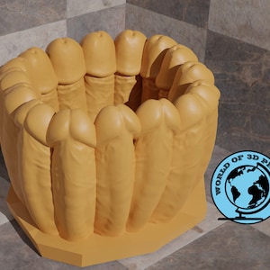 Könnte beinhalten: Ein gelbes 3D-gedrucktes Objekt in Form einer Vase mit einer kreisförmigen Öffnung oben. Die Vase besteht aus mehreren zylindrischen Formen, die in einem Kreis angeordnet sind. Das Objekt steht auf einer karierten Oberfläche.