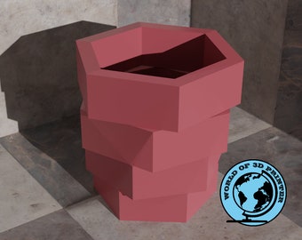 Puede incluir: Un conjunto de cuatro macetas hexagonales de plástico rojo. Las macetas están apiladas una encima de la otra, con la maceta más grande en la parte inferior y la más pequeña en la parte superior. Las macetas están todas vacías.