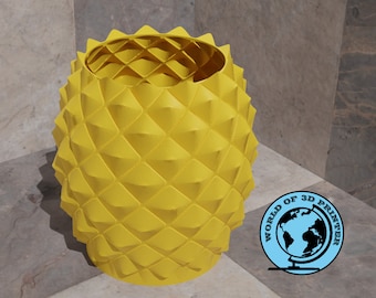 Könnte beinhalten: Eine gelbe, 3D-gedruckte Vase mit einem geometrischen, rautenförmigen Muster. Die Vase hat eine strukturierte, stachelige Außenseite.