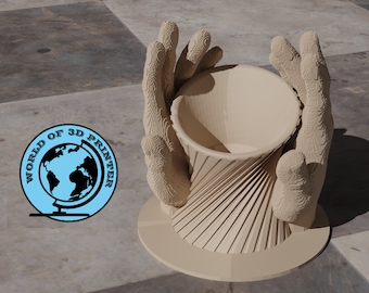 Op de afbeelding: Een 3D-geprinte plantenpot in de vorm van twee handen die een pot vasthouden. De plantenpot is beige en heeft een getextureerd oppervlak. De pot is ook beige en heeft een glad oppervlak. De plantenpot staat op een beige oppervlak.