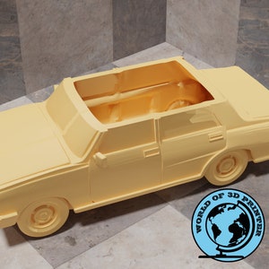 Puede incluir: Un modelo de coche vintage impreso en 3D con la capota abierta. El coche es amarillo y tiene un interior detallado. El modelo está impreso en una impresora 3D y está listo para ser pintado.