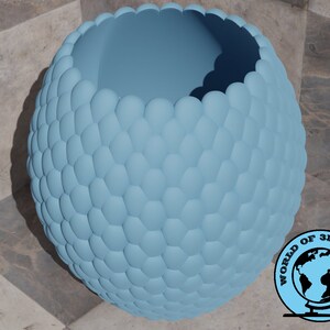 Può includere: Un vaso sferico di colore azzurro chiaro con una superficie testurizzata. Il vaso è realizzato in materiale stampato in 3D e presenta un motivo a nido d'ape.